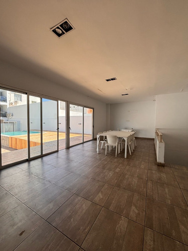 Departamento De 1 Dormitorio, Externo, Dos Balcones, Con Cocina Separada.-