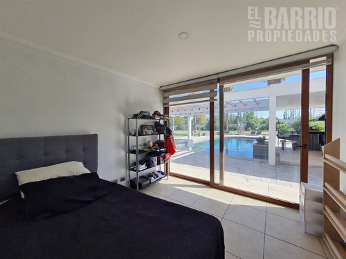 Casa En Venta De 6 Dorm. En Chicureo Poniente Colina