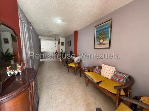 Raiza Suárez Vende Amplia Casa Ubicada En El Este De Barquisimeto 2 5 2 4 4 8 6 Con Área De Lavado, Cocina De Mampostería Y Con Fundaciones Para El Segundo Nivel.