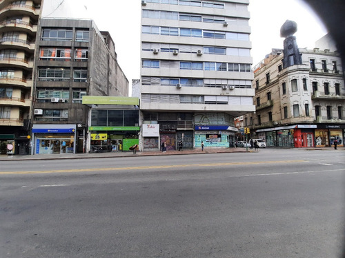 Imagen 1 de 8 de Local Comercial En Pleno 18 De Julio