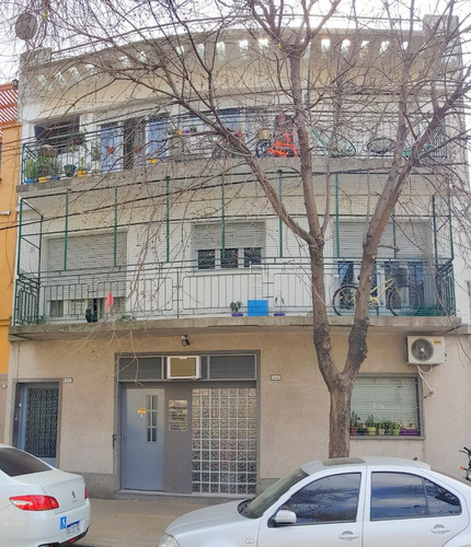 Alcaraz Al 5400, Monte Castro. Ph. Planta Baja. Al Frente. Superficie 67 M2. 3 Ambientes. 2 Dormitorios. Patio. Lavadero. Excelente Estado. Expensas Mínimas. Muy Luminoso. Terraza Del Edificio