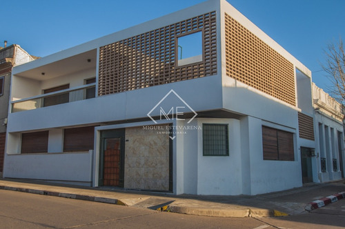 Casa En Venta En El Centro De Minas: Amplios Espacios Y Diseño Inteligente.