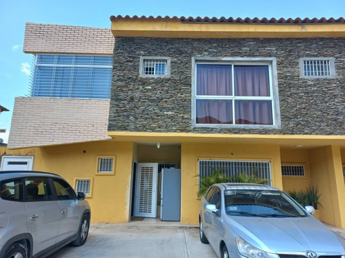 Imagen 24 de 26 de Liliana Martinez Remax Vende En Venta Townhouse Mañongo Calle Cerrada 178m2 Cd 10565