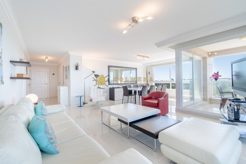 Apartamento De Tres Dormitorios Y Servicio En Venta Le Jardin- Ref: 4043
