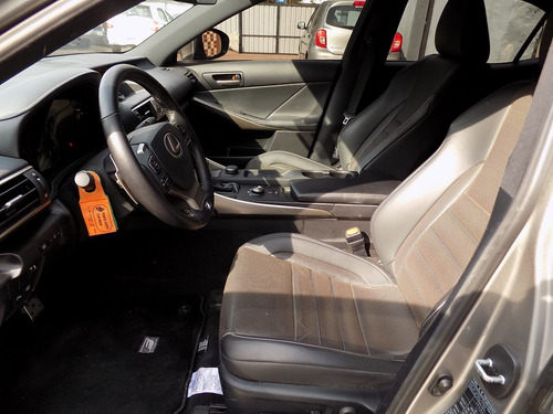 Imagen 6 de 8 de Lexus Is 300 2019
