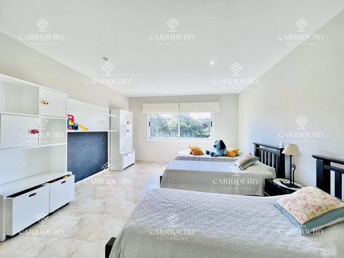 Excelente Casa De 4 Dormitorios, Piscina Climatizada Y Barbacoa En Pinares, Punta Del Este