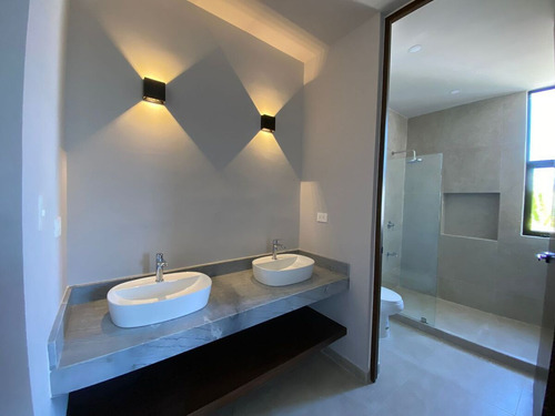 Casa En Venta De 3 Recamaras Con Cuarto De Servicio Ubicada En Montes De Ame.