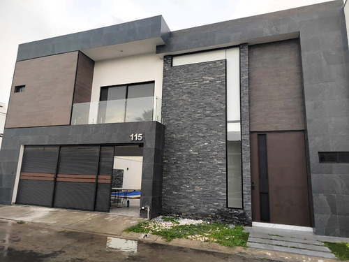 Casa En Venta En La Encomienda, Escobedo, Nuevo León Con Alberca Y Terrazas, 4 Recámaras, 3 Niveles, Alberca, Frente A Parque.
