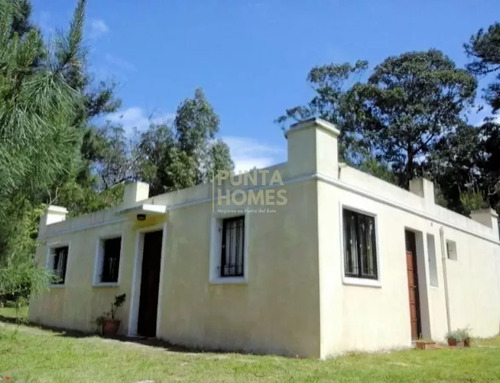 Venta De Casa De 3 Dormitorios Y 2 Baños En Pinares, Punta Del Este.