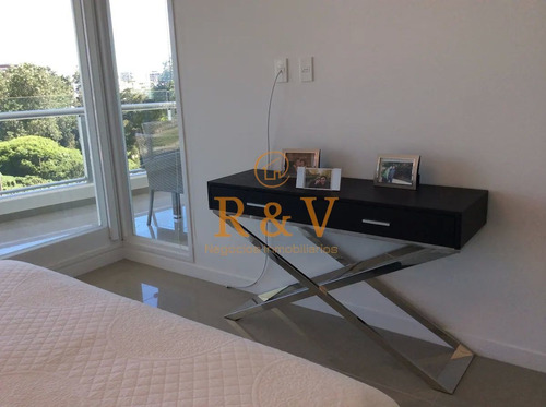 Imagen 19 de 30 de Venta Y Alquiler De Moderno Departamento De Tres Dormitorios Más Dependencia A Pasos De Playa Brava