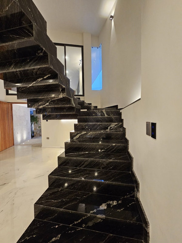 Residencia De Lujo En Venta Ubicada En La Privada Bosques De Altabrisa, Merida.