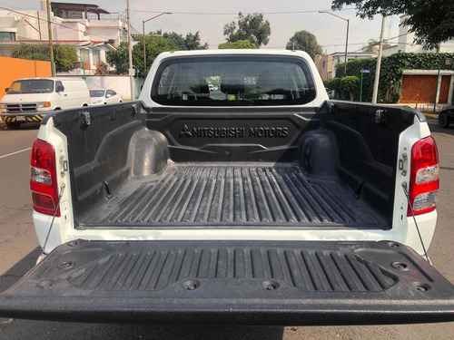 Imagen 7 de 13 de Mitsubishi L200 2018 2.4 Cabina Doble 4x2 Mt