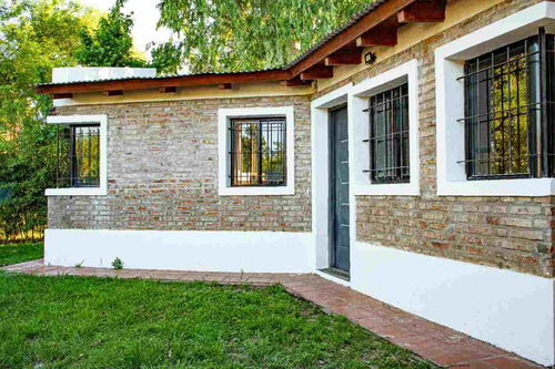 Casa De 2 Dormitorios Con Pileta En Venta - Roldan