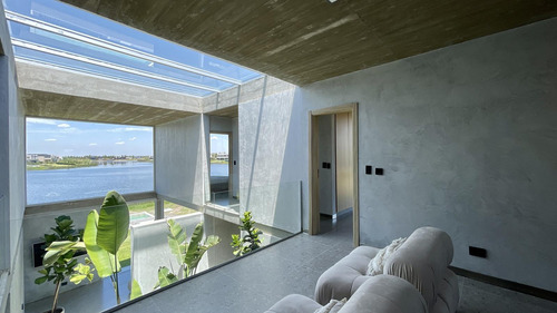 Retasada Casa En Naudir Al Lago Central En Venta - Con Diseño, Hormigon Visto, Piscina