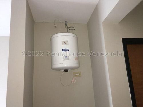 Imagen 6 de 30 de Casa Remodelada Cercana Al Centro Comercial Las Trinitarias, En Conjunto Cerrado De Alto Prestigio. Mls: 22-25424 Maritza 04245105659