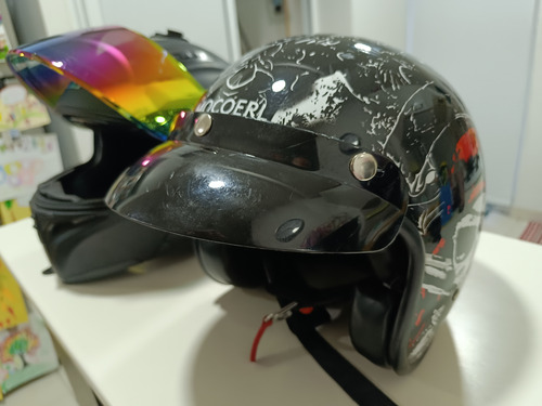 Hermosa Moto De Color Negro, Con Dos Cascos, Funda Y Candado