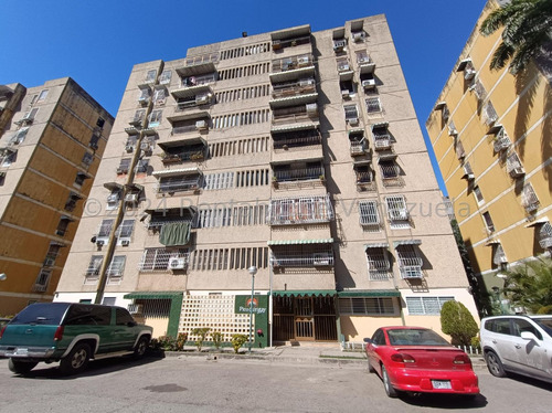 Amplio Apartamento Ubicado En Urbanismo Privado En La Montaña 24-15441 Ec