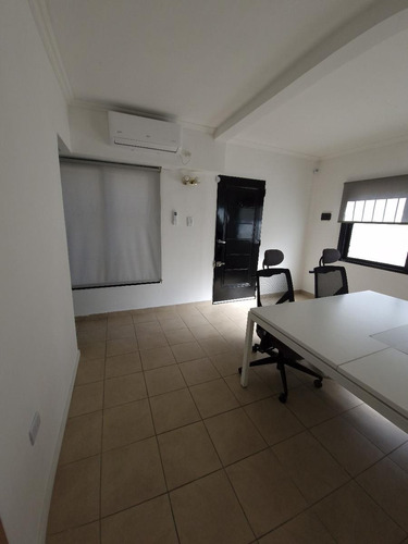 Casa En Venta - 2 Dormitorios 1 Baño - Cochera - 99mts2 - Adrogué