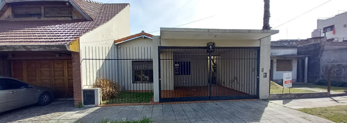 Casa  En Venta En Villa Sarmiento, Morón, G.b.a. Zona Oeste 3 Ambientes Toma Propiedad Mayor Valor De Su Interés