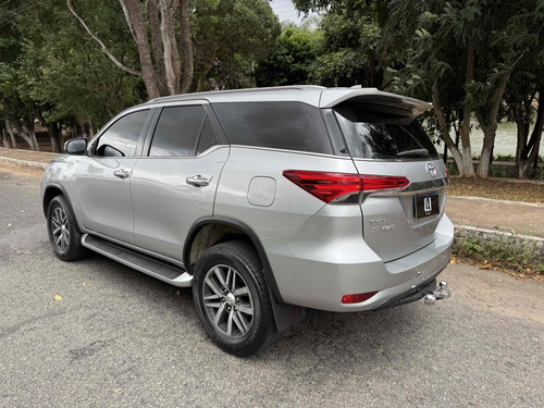 Toyota Hilux SW4 2.8 SRX 4X4 7 LUGARES 16V TURBO INTERCOOLER DIESEL 4P AUTOMÁTICO