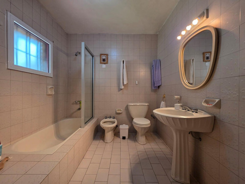 Venta De Casa 4 Ambientes. Parque Leloir