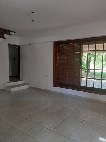 Imagen 5 de 16 de Casa Céntrica Con Jardín.