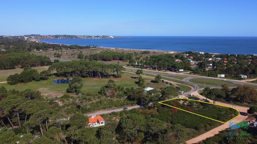 Imagen 5 de 10 de Venta De Terreno Esquinero En Club Del Lago Punta Ballena - Punta Ballena Club Del Lago