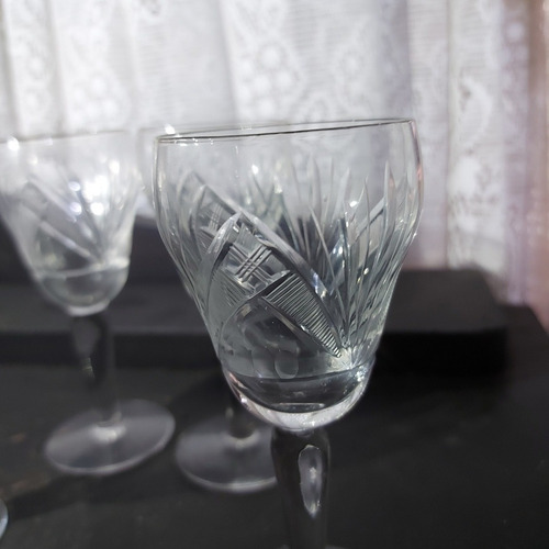 Imagem 5 de 7 de Taça Licor Cristal 4 Unidades 100ml Lapidado A Mão Antigo