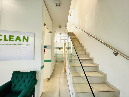 Oficina En Arriendo, Entrada Independiente En Las Condes