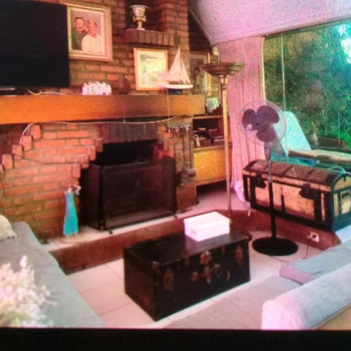 Excelente Propiedad Con Garage,parque Y Piscina.