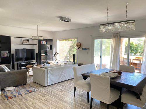 Imagen 2 de 28 de Venta | Casa De 2 Plantas En Lote Interno | Los Alisos
