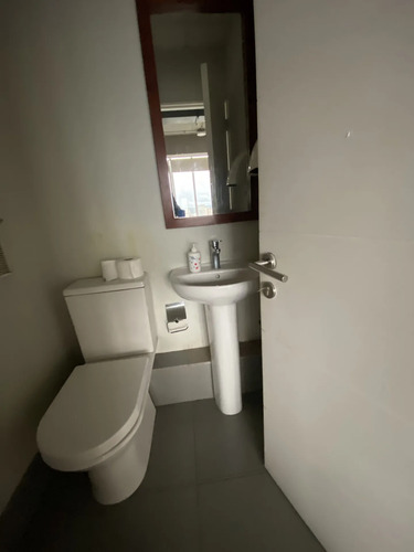 Oficina Moderna Y Funcional Con Equipamiento.