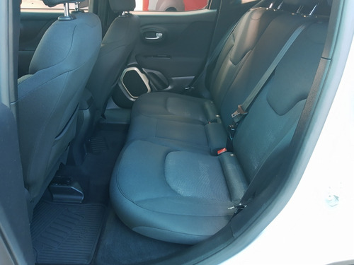 Imagem 8 de 11 de Renegade Sport 1.8 (flex)