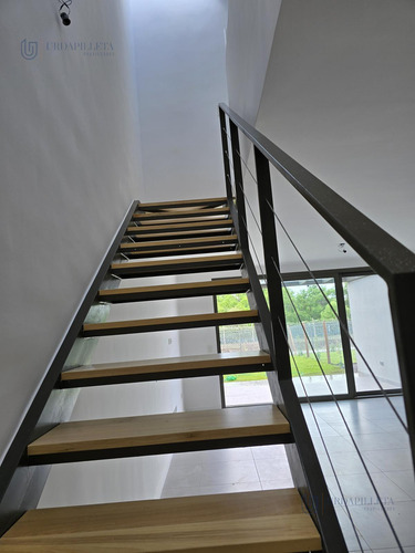 Townhouse En Venta De 3 Ambientes Con Galeria Y Jardin Privado En Oliden Joven
