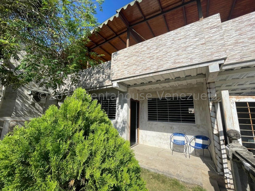 Casa En Venta En Urb. La Candelaria, Maracay. 24-15414. Lln