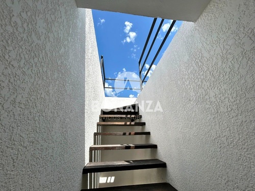 Punta Colorada - Piriápolis. Casa En Venta Con Piscina, 50 Metros De La Playa.