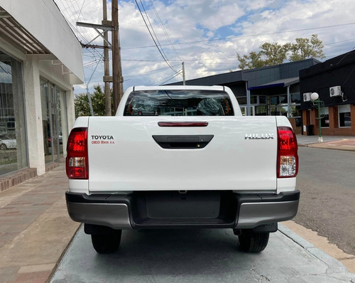 Imagen 5 de 16 de Toyota Hilux D/cabina 2.4 Tdi 150cv Dx 4x2 0km My2023