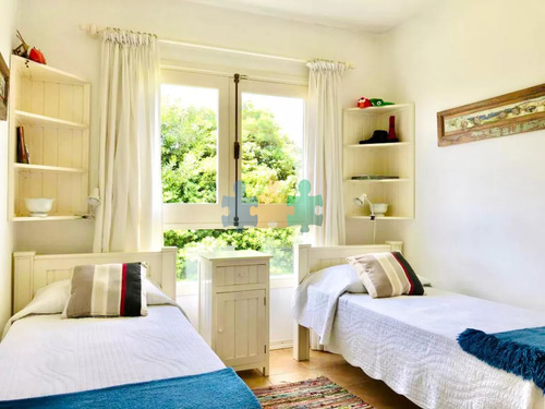 Venta De Casa Amplia De Construcción Sólida Sobre Primera Fila De Mar En La Juanita, José Ignacio - Ref : Eqp5565
