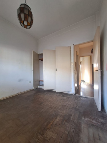 Tipo Casa 4 Amb Al Frente En Planta Baja Con Patio * A Mts De Avenidas*