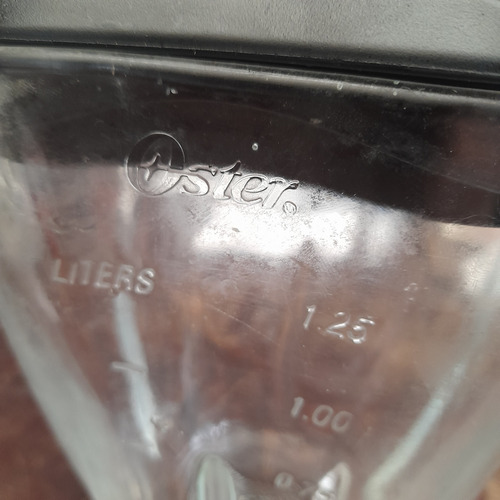 Imagem 3 de 10 de Copo De Vidro Pra Liquidificador Oster Usado Com Tampa Ler