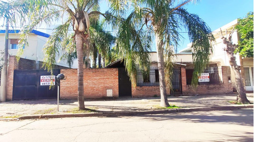 Se Vende Casa De 2 Dormitorios En Capitán Bermúdez Con Amplio Terreno