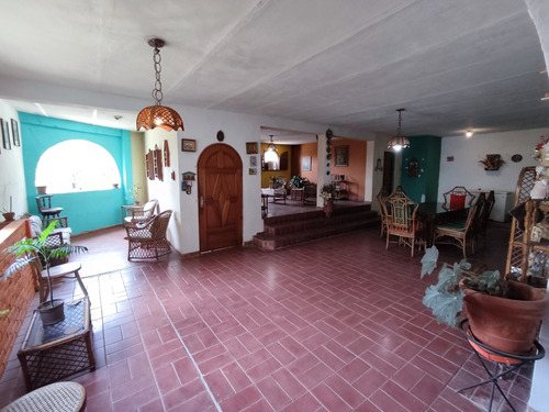 Venta De Amplia Casa En Paracotos
