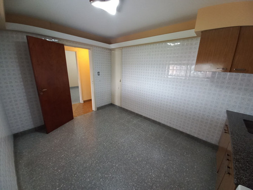 Casa + 2 Locales En Inmaculado Estado De Conservación!