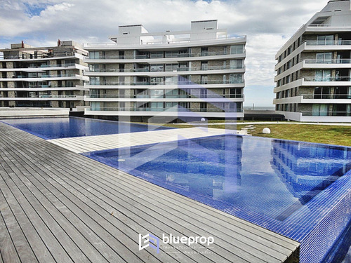 Imagen 12 de 14 de Apartamento Frente Al Mar En Playa Mansa Con Vistas Únicas.