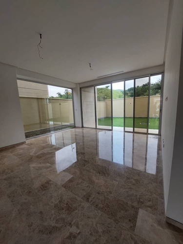 En Cumbres De Guataparo Townhouse A Estrenar Vende Saúl Osío