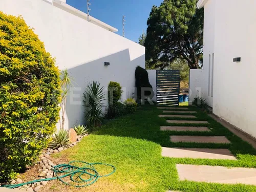 Casa En Venta, En El Palomar, Tlajomulco De Zuñiga, Jalisco.