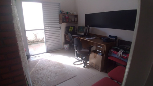 Excelente Sobrado Em Bairro Tranquilo, Perto Do Centro. Rua Sem Saída, Terreno Com 2 Frentes. Estuda-se Permuta.