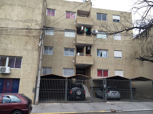 Venta Departamento 2 Dormitorios Y Cochera Por Escalera En Barrio Pueyrredon