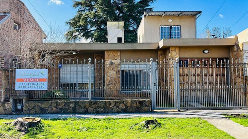Casa En Alquiler 4 Ambientes Con Parque, Berazategui.