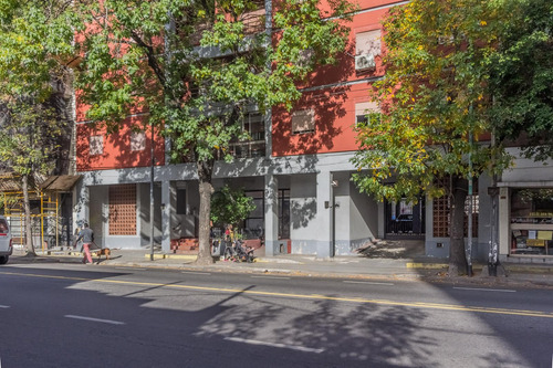 Departamento De 4 Ambientes, Con Balcón Y Cochera En El Barrio De La Boca